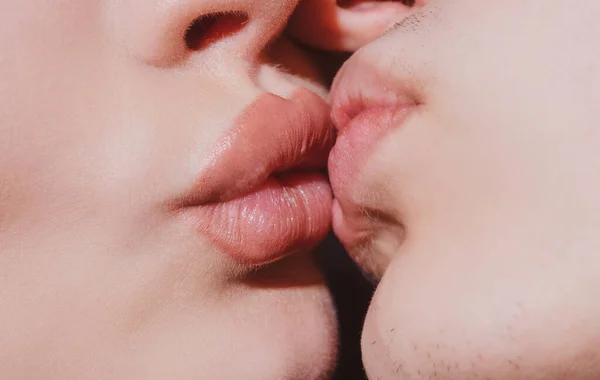 Sensuele kus van dichtbij. Sexy kus tussen twee passieliften. Twee sensuele monden close-up. — Stockfoto