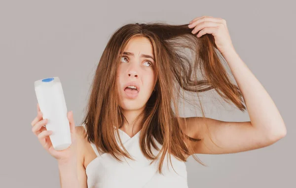 洗发水和头发脱落的女人担心头发脱落. — 图库照片