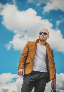 Çantalı hippi tarzı adam. İş konsepti. Yakışıklı bir adamın portresi. Erkekler, moda.