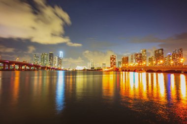 Florida Miami gece silueti. ABD şehir merkezi gökdelenler manzarası.
