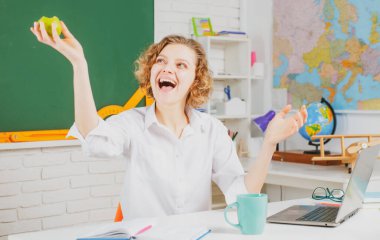 Öğretmenim, okulda sınıfta. Kız öğrenci ya da kadın öğretmen portresi.