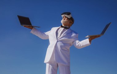 Sanal gerçeklik. Gelecekteki teknoloji konsepti. VR 'daki eski iş adamı. 3D gözlüklü ve dizüstü bilgisayarlı adam..