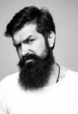 Duygular. Yüz ifadesi. Ciddi yakışıklı bir adam. Kendine güvenen adamın portresi. Yüz ifadeleri ve duyguları.