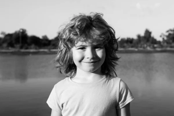 Barn utomhus porträtt, närbild huvud söt barn. — Stockfoto