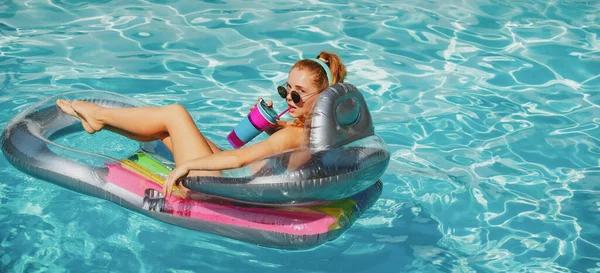 Concepto de vacaciones. Chica en colchón inflable. Día caluroso de verano. Piscina resort. — Foto de Stock
