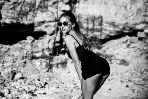 Fashion woman in trendy sunglasses and fashion black dress outdoor. Beauty and fashion girl, sexy pose. Sexy female butt, womans buttocks. Luxury and glamour. — Stockfoto