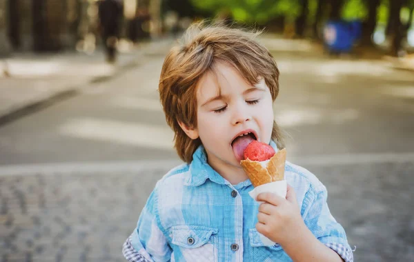 Cibo spazzatura per bambini. Bambino mangiare gelato all'aperto. Deliziosi spuntini estivi. — Foto Stock