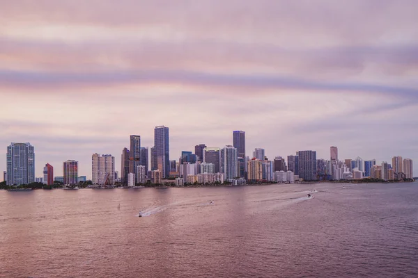 Miami-Nacht. Blick auf Miami bei Sonnenuntergang, Nacht in der Innenstadt. — Stockfoto