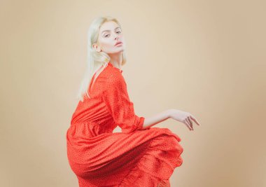 Seksi Kadın Vogue. Kırmızı Güzellik Elbiseli Moda Modeli.