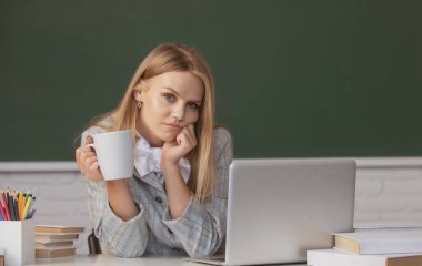 Öğrenci sınava hazırlanıyor ve dersler öğreniyor, sınıfta kahve ya da çay içiyor.