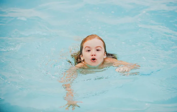 Dziecko pływające w basenie. Wakacje dla dzieci. Czas na lato. Pojęcie przyciągania. — Zdjęcie stockowe