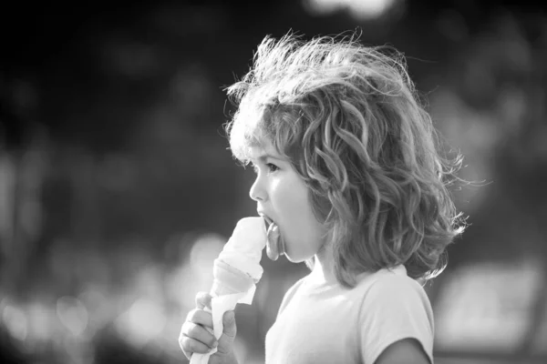 Criança branca comendo sorvete, retrato do rosto das crianças. — Fotografia de Stock