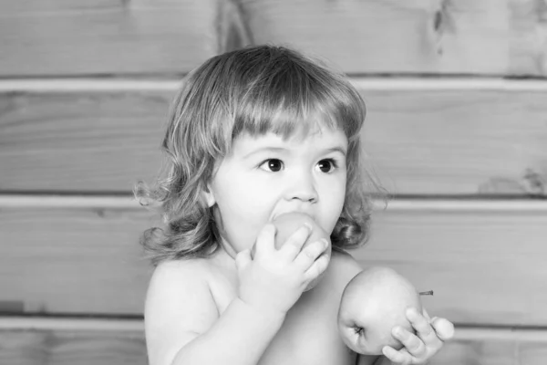 お腹が空いた小さな男の子がリンゴを食べる。新鮮な果物を持つ子供. — ストック写真