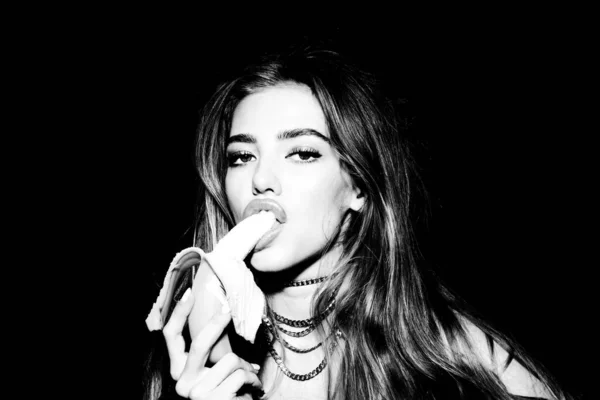 Портрет красивої спокусливої жінки. Гламур красива модель молодої жінки з червоними губами їсть банан. Тропічні фрукти. Літня концепція. Здорове харчування . — стокове фото
