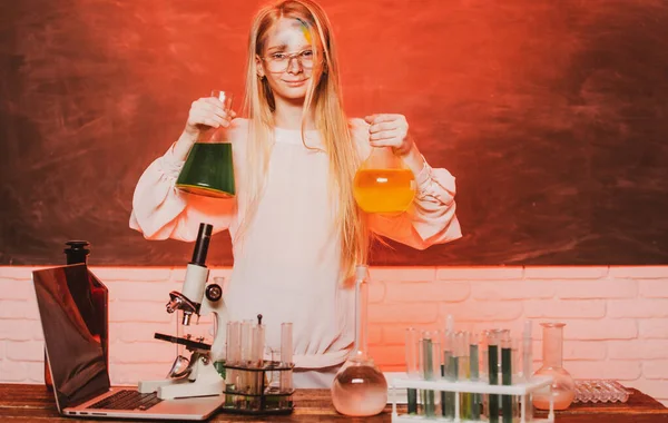 Ciencia y educación escolar. Una chica graciosa haciendo experimentos en el laboratorio. Explosión en el laboratorio. Científico infantil. — Foto de Stock