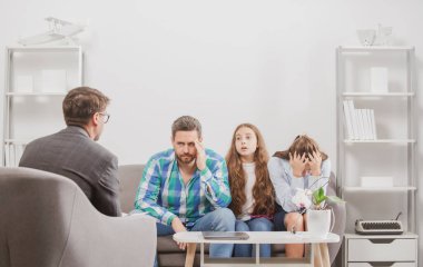 Aile psikoloji seansında. Ebeveynler psikoloğa aile veya çocuk sorunlarını anlatıyor.