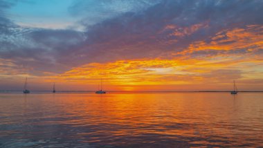 Denizde gün batımı. Sahilde gün doğumu. Renkli okyanus plajı gün doğumu.