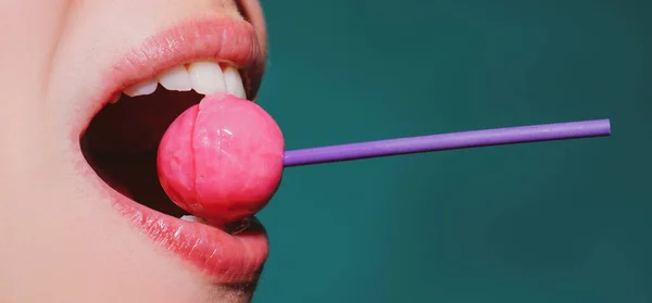 Close up lips with lollipop isolated, sexy blowjob, sensual mouth with lipstick eats sweets. Sexy design banner for women and girls. Beautiful lips. — 图库照片