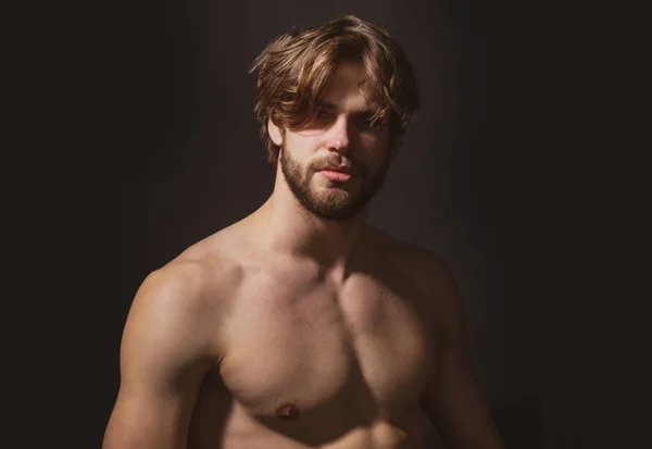 Portret close-up van jonge sexy knappe man, mannelijk model, gespierd hot boy, topless mannen. — Stockfoto