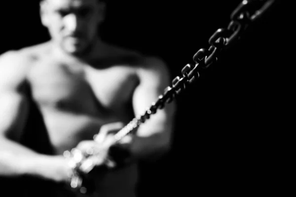 Hombre musculoso con cadena de hierro, enfoque selectivo. cadena. Fuerte. Concepto de resistencia. — Foto de Stock