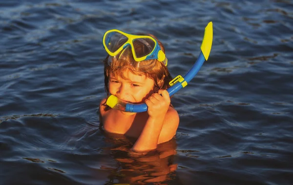 熱帯の海や海で小さな男の子の水泳やシュノーケリング. — ストック写真