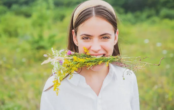 Веганская концепция. Органическое поле. Весенняя девушка на лугу с полевыми цветами. Здоровый образ жизни. — стоковое фото