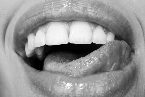 수염을 깎는 일. 행복 웃음, 입의 아이콘을 즐기는 것, 밝은 미소, 인간의 감정 개념. 행복 한 여인의 입술. — 스톡 사진