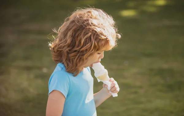 Retrato do rapazinho a comer gelado. Conceito de crianças face close-up. cabeça atirar crianças retrato. — Fotografia de Stock