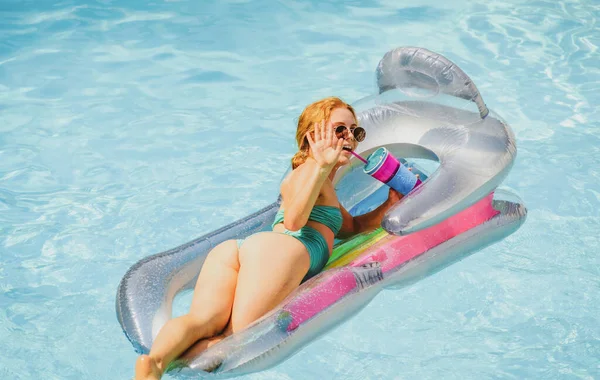 Bonne femme en vacances d'été concept. Une fille en maillot de bain. Femme dans la piscine sur matelas gonflable. — Photo