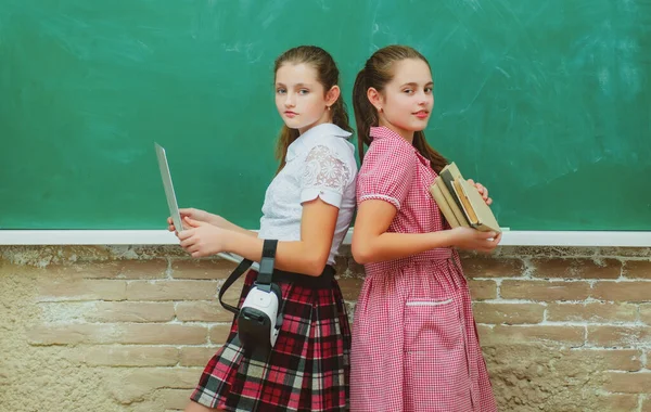 Okulun tahtasındaki genç liseli kızlar. Genç bir kız öğrencinin portresi.. — Stok fotoğraf