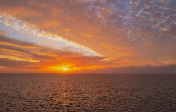 Θάλασσα παραλία με ηλιοβασίλεμα ουρανό αφηρημένη φόντο. Αντιγραφή χώρου των καλοκαιρινών διακοπών και ταξιδιωτική έννοια. — Φωτογραφία Αρχείου