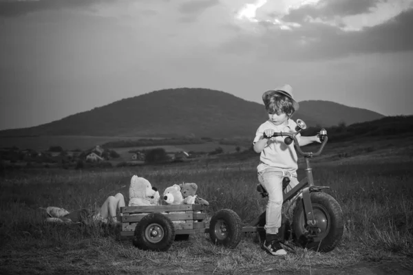 Emotioneel kind. Kleine jongen en meisje genieten van het leven en de natuur. Internationale kinderdag. Kleine jongen buiten. Gelukkige momenten. Gelukkige kleine kinderen glimlachend. — Stockfoto