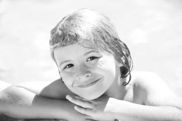 Porträtt av söt pojke simma i poolen, sommar vatten bakgrund med kopia utrymme. Roliga barn ansikte. — Stockfoto