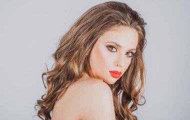 Kırmızı dudakları, dumanlı gözleri ve çıplak omuzları olan güzel genç bir manken..