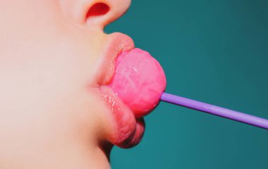Lolipop yalayan bir kadın, sanat afişi, lolipoplu kırmızı dudaklar. Lolli pop ile seksi kırmızı kadın ağzı ve dili. Tasarım için resim baskısı.