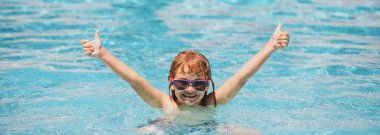 Çocuk yaz yüzme havuzunda el kaldırdı. Aktif çocuklar sağlıklı yaşam tarzları, su sporları aktiviteleri ve çocukla yaz tatilinde yüzme dersleri. Banner, boşluğu kopyala.