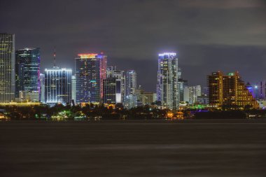 Miami iş bölgesi, şehrin ışıkları ve yansımaları. Miami.