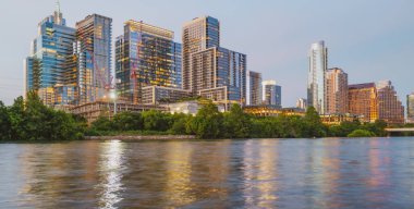 Austin Teksas 'ın günbatımı açık gökyüzü boyunca yaz akşamı şehir merkezindeki gökyüzü boyunca güneş....