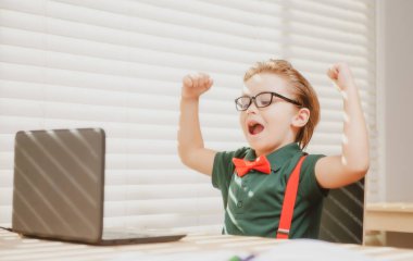 Öğrenci çocuk okulda İngilizce öğreniyor. Akıllı çocuklar için eğitim. Sınıftaki heyecanlı öğrenci..