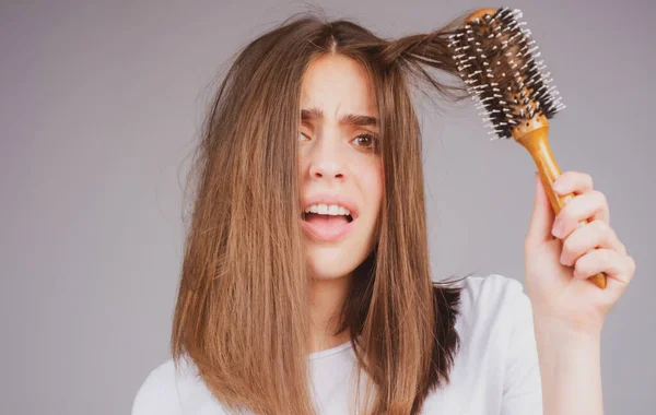 Primeros planos pérdida de cabello, caída del cabello en el cepillo, problema de estrés de la mujer con un peine. —  Fotos de Stock