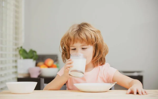 Leche ecológica con calcio. Los niños beben leche. Niño comiendo alimentos saludables. — Foto de Stock