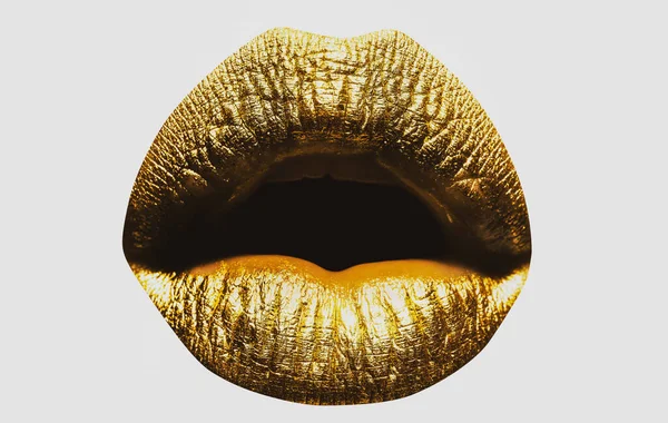 Paillettes d'or sur les lèvres sexy. Des lèvres de peinture dorée. Femme bouche ouverte fermer. Des lèvres féminines rouges sexy. La bouche ouverte sensuelle. Lèvres isolées, icône surprise wow. — Photo