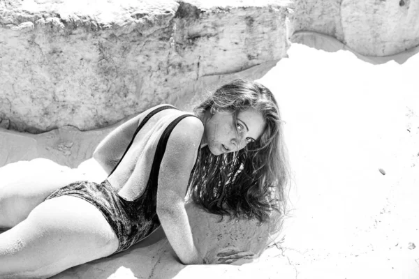 Sandy kobieta na piaskownicy. Seksowne letnie ciało. Biały piasek. Urlop w Raju. — Zdjęcie stockowe