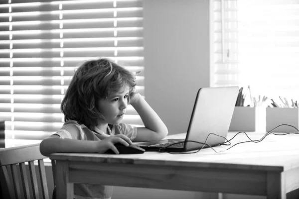 Ragazzo della scuola utilizzando un computer portatile a scuola. — Foto Stock