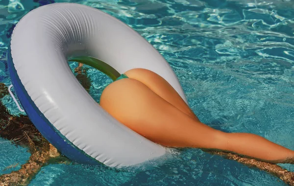 Sommerbad. sexy Frau Arsch im Bikini. Frau Hintern im Schwimmbad. Sommerurlaub. — Stockfoto