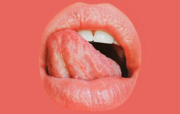 Sensual mujer ronroneando sus labios en un sexy gesto seductor. —  Fotos de Stock