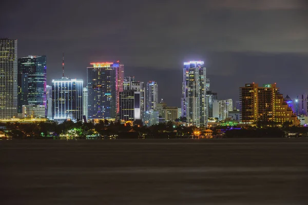 Miami iş bölgesi, şehrin ışıkları ve yansımaları. Miami. — Stok fotoğraf