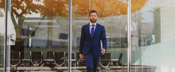Retrato de un hombre de negocios maduro y confiado parado fuera de la oficina. —  Fotos de Stock