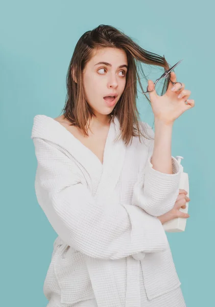 Saç bakım şampuanı için kadın saç dökülme sorunu. Saç dökülmesi konsepti. — Stok fotoğraf