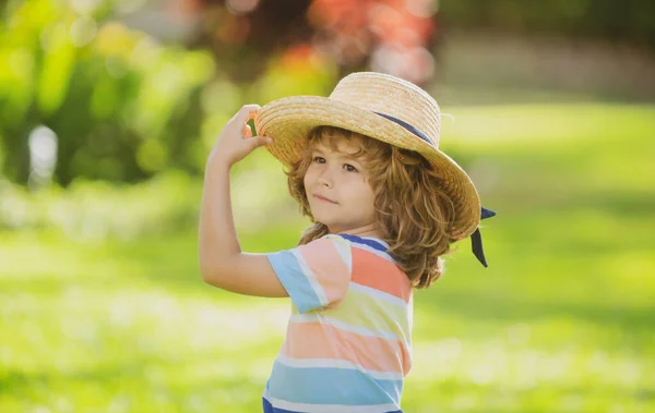 Niño caucásico con sombrero de paja. Niños cara de verano. — Foto de Stock